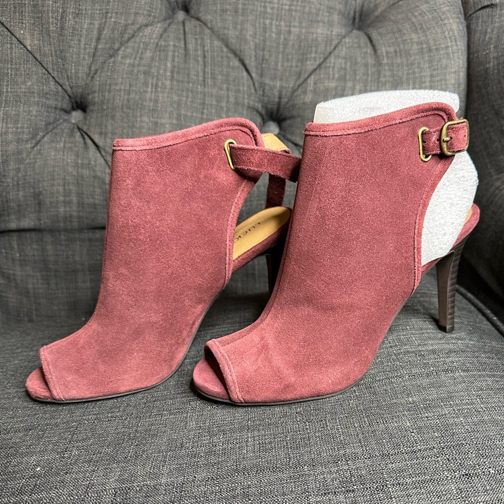NWT Lucky Brand Sezzah Suede Peep-Toe Heels.  Burgundt (Ruby Wine).  women’s 6